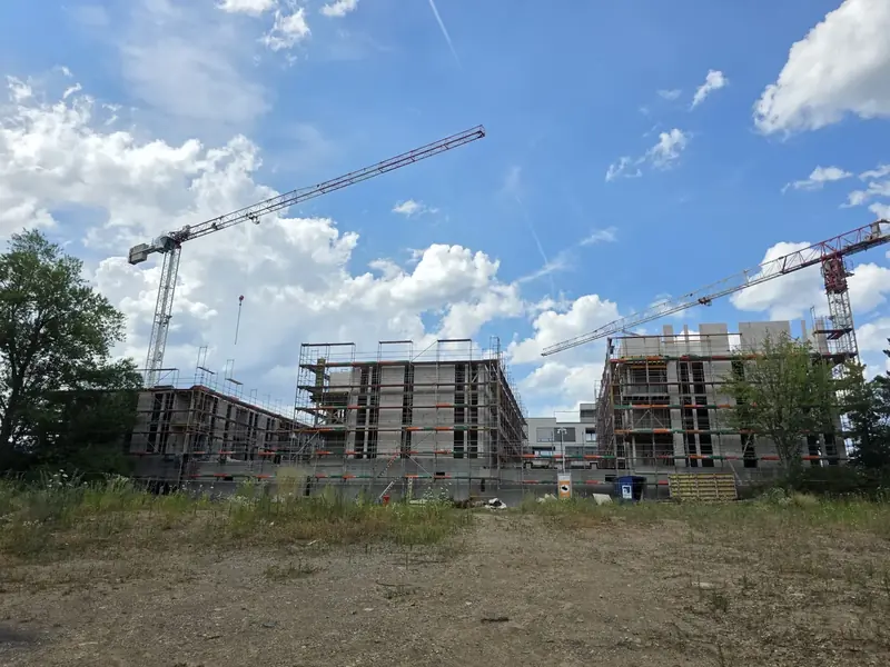 Eingerüsteter Rohbau des Campus Isotec in Bergisch Gladbach mit Kränen und Paul-Gerüst