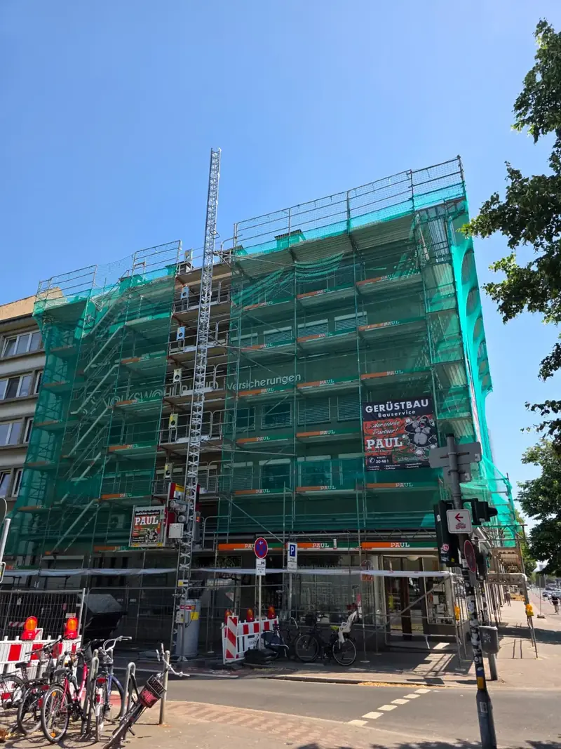Eingerüstetes Geschäftshaus mit Bauaufzug in der Düsseldorfer Carlstadt