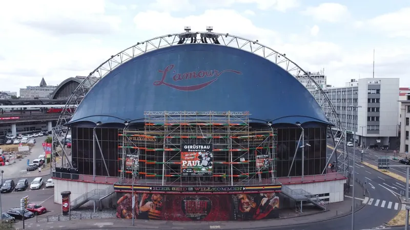 Eingerüstete Kuppel des Musical Dome Köln mit Paul-Gerüst und Kölner Dom im Hintergrund