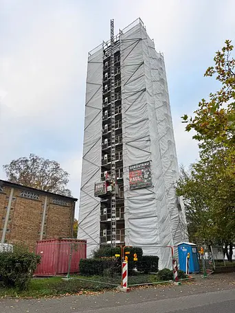 Eingehaustes Gerüst am Kirchturm St. Wendelinus, Hürth
