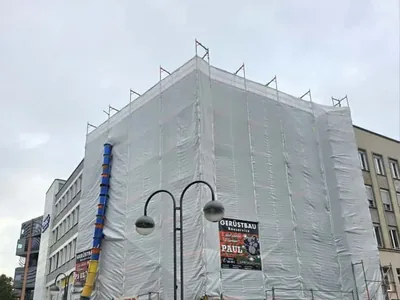 Gebäude vollflächig mit Plane eingehaust – Wetterschutz von Paul Gerüstbau