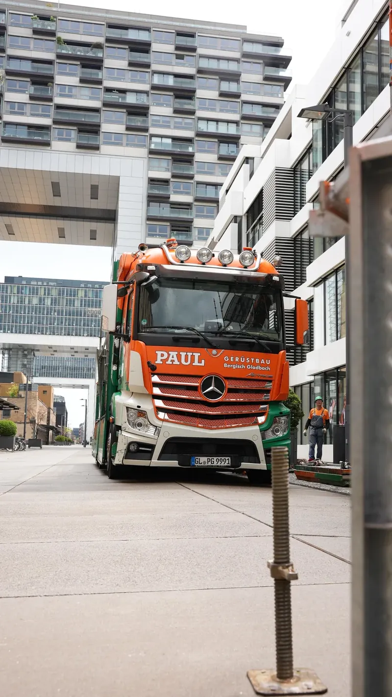 Paul Gerüstbau LKW im Kölner Rheinauhafen vor den Kranhäusern am Zollhafen